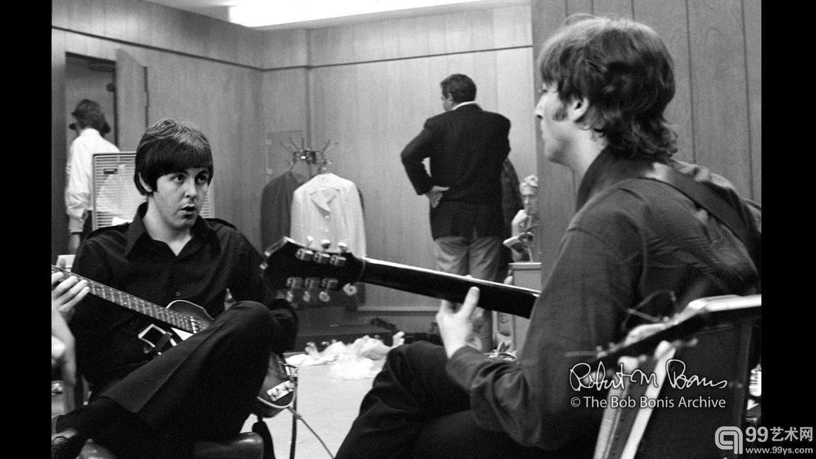 Paul McCartney, John Lennon tune backstage, Detroit, August 1966