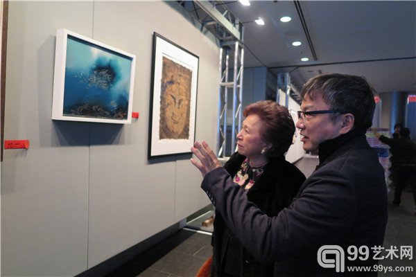 杨雪兰女士与黄建成欣赏“意象中国”作品