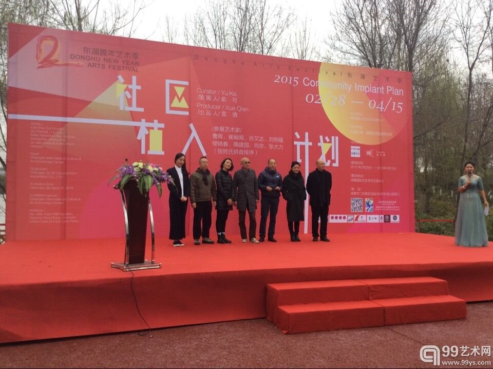 开幕式现场，艺术家与策展人合影 左起：艺术家刘莉蕴、曹晖、向京、策展人俞可、艺术家张大力、崔岫闻、缪晓春