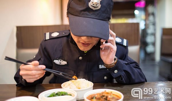 2015年3月1日消息，浙江杭州，中国美院毕业生余子豪出生于1990年，老家福建漳州，高考复读一年考上中国美院，当时专业成绩第二名。余子豪原本有机会去大公司工作的,他和同学的网游作品还曾获奖，但却选了择毕业后留校当保安。辉摄/CFP