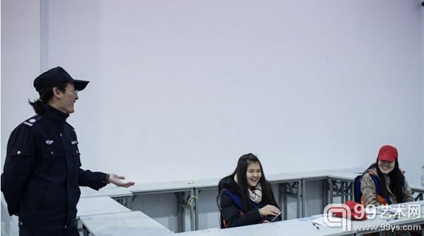 2015年3月1日消息，浙江杭州，中国美院毕业生余子豪出生于1990年，老家福建漳州，高考复读一年考上中国美院，当时专业成绩第二名。余子豪原本有机会去大公司工作的,他和同学的网游作品还曾获奖，但却选了择毕业后留校当保安。辉摄/CFP