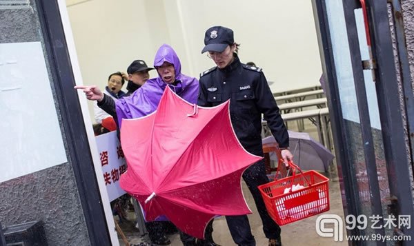2015年3月1日消息，浙江杭州，中国美院毕业生余子豪出生于1990年，老家福建漳州，高考复读一年考上中国美院，当时专业成绩第二名。余子豪原本有机会去大公司工作的,他和同学的网游作品还曾获奖，但却选了择毕业后留校当保安。辉摄/CFP