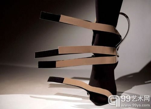 旅居在意大利的巴西鞋类设计师Andreia Chaves就是把高跟鞋完全当做艺术品来设计的