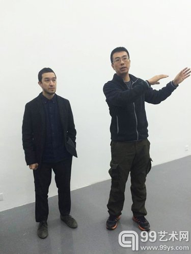 策展人秦思源（左）、艺术家朱昱（右）