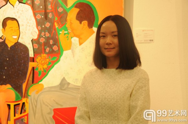 保利香港2015年春拍北京预展现场：保利香港中国及亚洲现当代艺术部专家章润娟