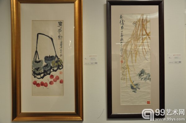 保利香港2015年春拍北京预展现场：齐白石《丰年重鸣》（右）