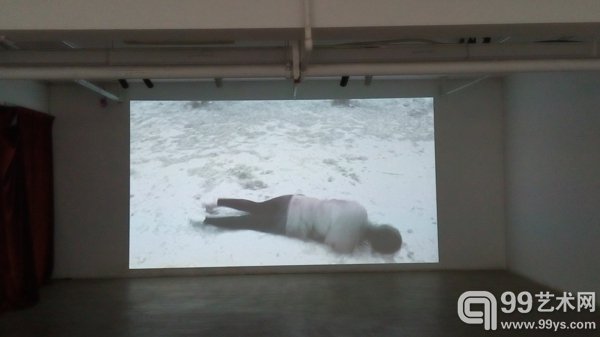 《滚》，赵函，2014，影像，3分41秒