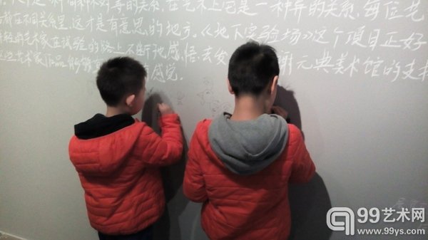 小朋友在展览区域“吐槽”