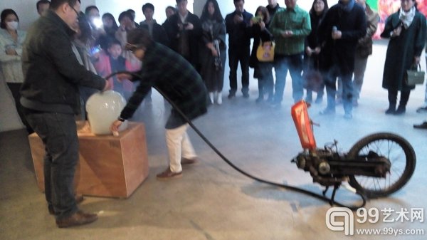 艺术家赵晓潇将她作品中的84年发动机发动