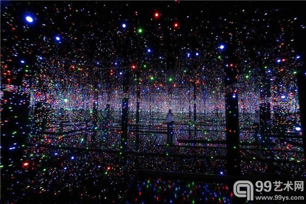 2015年3月9日,智利圣地亚哥市,日本艺术家草间弥生的作品在“无限迷恋”展览中展出。这是草间弥生的作品首次赴智利展览,主办方称,展览将持续到6月7日。