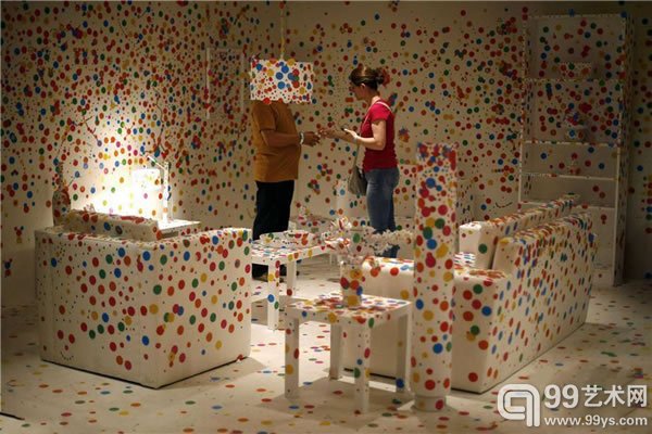 2015年3月9日,智利圣地亚哥市,日本艺术家草间弥生的作品在“无限迷恋”展览中展出。这是草间弥生的作品首次赴智利展览,主办方称,展览将持续到6月7日。