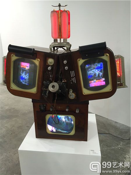 白南准作品《Internet Dweller》1994 学古斋