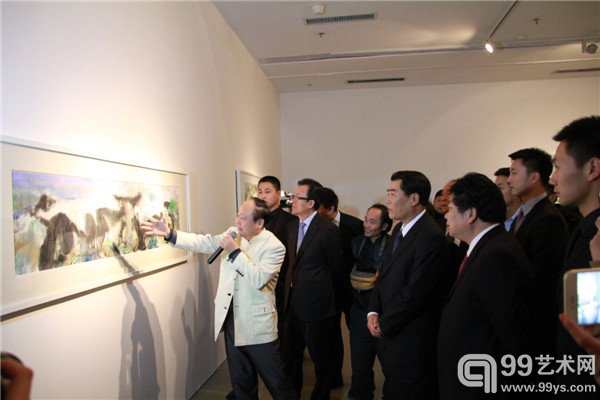 活动现场艺术家刘佑局在向嘉宾介绍作品