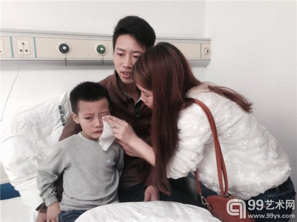 患病男童绘制“全家福” 唤回出走母亲一家终团聚（图片均来源于腾讯新闻）