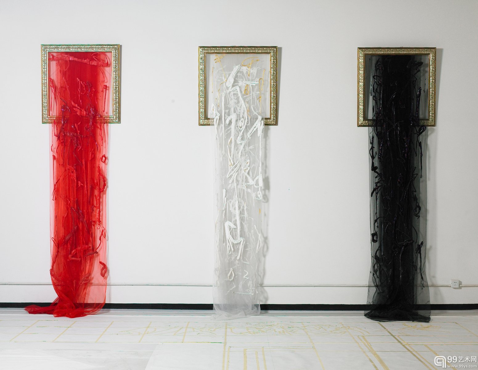 红白黑-瀑布 Red,White,Black    Mixed Media   250cm×100cm×3 2007