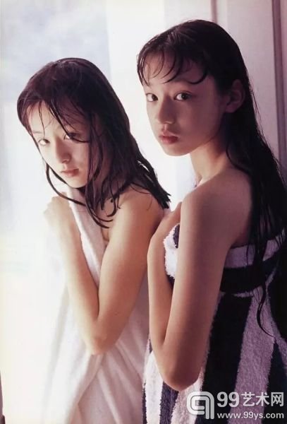 筱山纪信(Shinoyama Kishin)是日本著名摄影师,1997年,他拍摄了一本名为《少女馆》的影集。