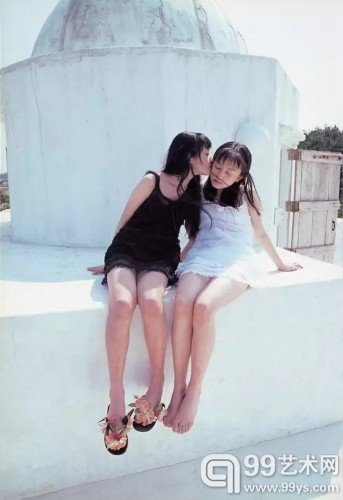 筱山纪信(Shinoyama Kishin)是日本著名摄影师,1997年,他拍摄了一本名为《少女馆》的影集。