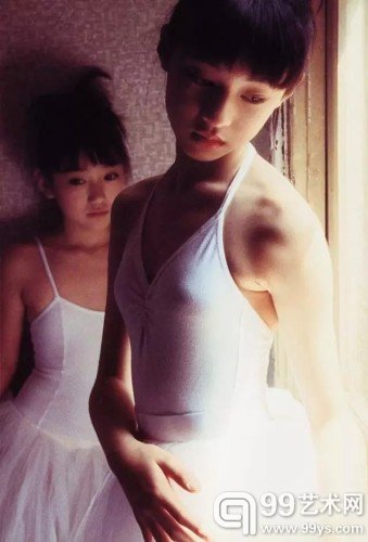 筱山纪信(Shinoyama Kishin)是日本著名摄影师,1997年,他拍摄了一本名为《少女馆》的影集。