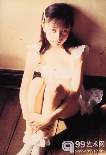 筱山纪信(Shinoyama Kishin)是日本著名摄影师,1997年,他拍摄了一本名为《少女馆》的影集。