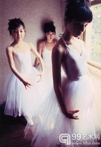 筱山纪信(Shinoyama Kishin)是日本著名摄影师,1997年,他拍摄了一本名为《少女馆》的影集。