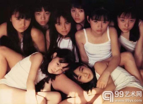 筱山纪信(Shinoyama Kishin)是日本著名摄影师,1997年,他拍摄了一本名为《少女馆》的影集。