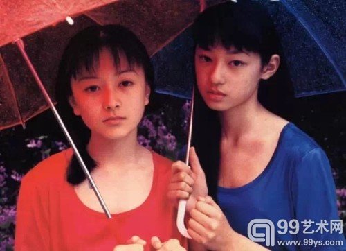 筱山纪信(Shinoyama Kishin)是日本著名摄影师,1997年,他拍摄了一本名为《少女馆》的影集。