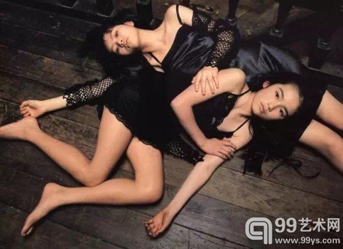 筱山纪信(Shinoyama Kishin)是日本著名摄影师,1997年,他拍摄了一本名为《少女馆》的影集。