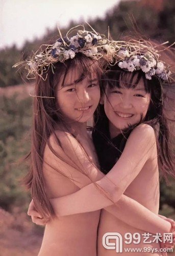 筱山纪信(Shinoyama Kishin)是日本著名摄影师,1997年,他拍摄了一本名为《少女馆》的影集。