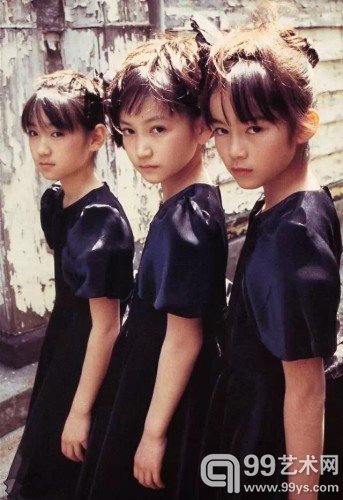 筱山纪信(Shinoyama Kishin)是日本著名摄影师,1997年,他拍摄了一本名为《少女馆》的影集。