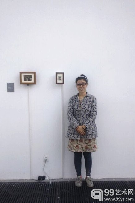 张丽丹在其作品《合影》前合影
