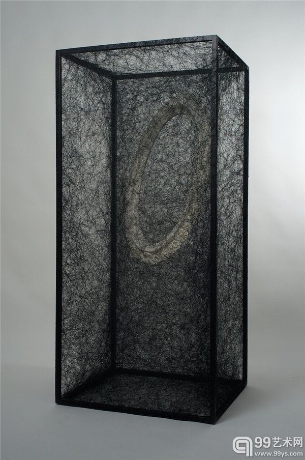 盐田千春_存在的状态（照片相框）_金属，黑线，相框_150×70×60 cm_2013