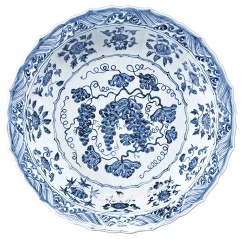 明永乐 约1420年 青花葡萄花卉纹菱口盘