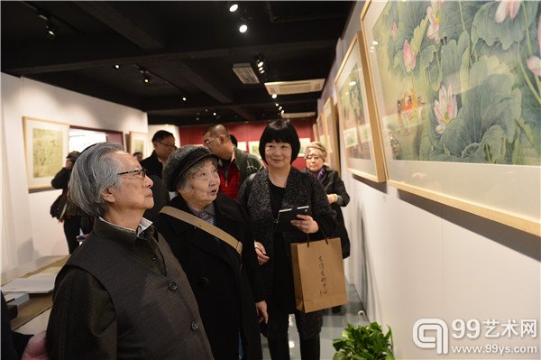 陈佩秋和刘菊清在展厅参观画展