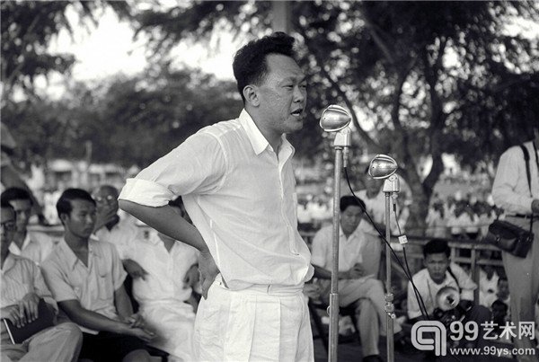 1955年，李光耀在人民行动党的集会上发表演说 摄影: Chew Boon Chin/AFP/Getty Images