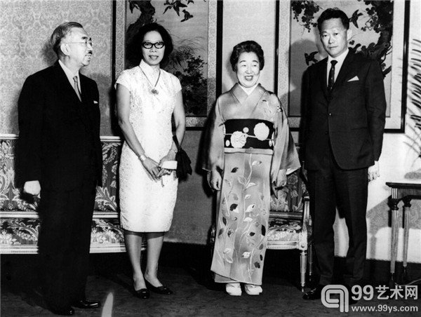 1968年，李光耀（右）及其妻子在东京会见了日本裕仁天皇夫妇 摄影: AP