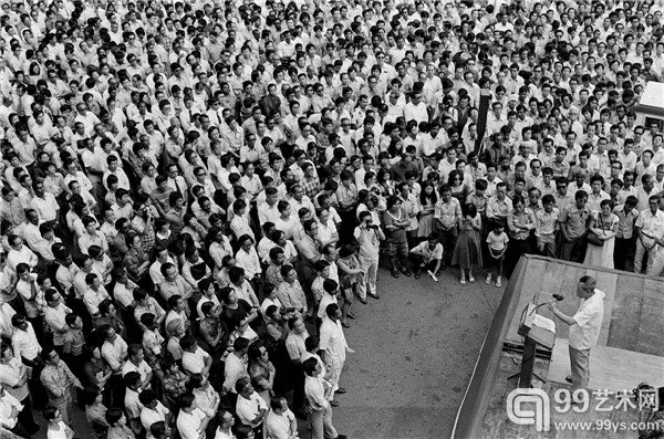 1976年，李光耀在新加坡浮尔顿广场对集会的人群发表演讲 摄影: Jerry Seh/AFP/Getty Images