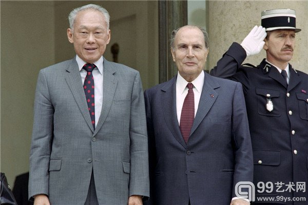 1990年，李光耀和法国总统弗朗索瓦·密特朗在巴黎爱丽舍宫前合影 摄影: Gilles Leimdorfer/AFP/Getty Images