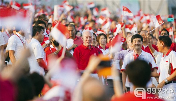 2012年，新加坡一年一度的国庆阅兵庆典上，李光耀和滨海湾欢呼的人群 摄影: Stringer/Reuters