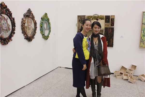 曾妮在其作品前