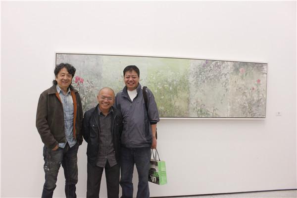 艺术家何多苓、策展人吴永强及友人合照