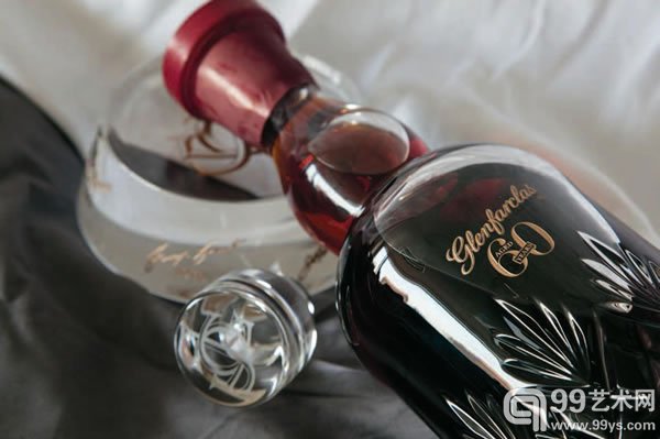 格兰花格 60年60年 单一麦芽2014年装瓶桶号 1672 全球限量360瓶(#1)ABV 43.3% 700ml 1瓶估价：HK$150,000-180,000US$19,200-23,100