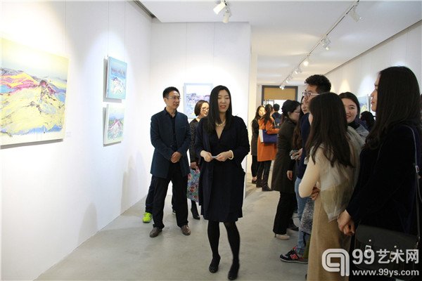 活动现场策展人金文君在向观众介绍作品