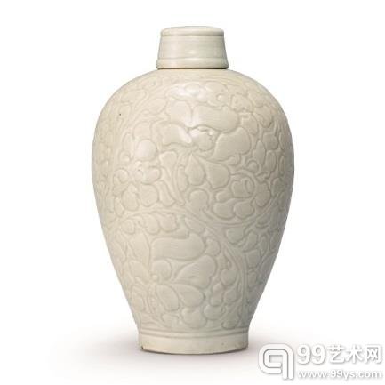 南宋 青白釉刻缠枝牡丹纹梅瓶连盖 高24公分 估价：1,500,000至2,000,000港元／200,000至260,000美元（青白瓷又称影青，青中泛蓝，晶莹可爱。存世青白釉瓶较少，一般刻卷草纹，如此瓶刻缠枝牡丹纹则非常难得。)