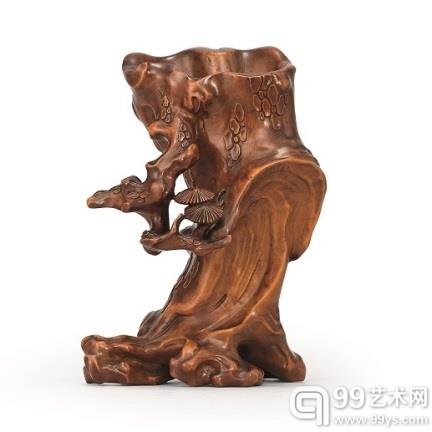 清 黄杨木雕松桩形花插 高18.1公分 估价：380,000至550,000港元／50,000至71,000美元（黄杨木木质细密，明清工匠爱以其打造上乘工艺品。此花插被雕琢成松桩形，极具雅趣，当为文人书斋内不可多得之玩赏物。）