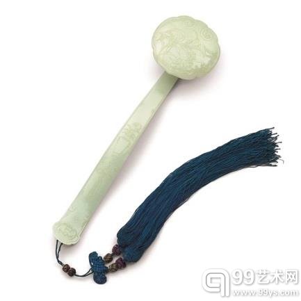 清十八世纪 青白玉岁岁安居图如意 长34.4公分 估价：2,000,000至3,000,000港元／260,000至390,000美元(此如意玉质上乘，颜色均匀少杂质，上雕鹌鹑稻穗纹，寓意「岁岁安居」。)