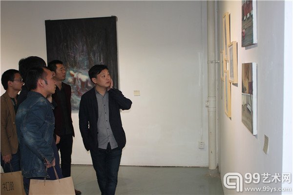 四川美术学院美术学系教授何桂彦参观画展