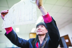 上海图书馆文献保护部主任张品芳正在修复古籍善本