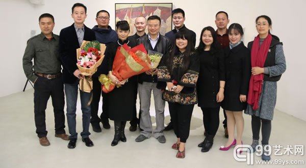 北京悦·美术馆馆长王飞跃、策展人韩祺、学术主持彭锋与参展艺术家合影