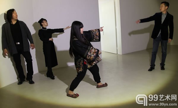 王飞跃馆长与策展人韩祺，参展艺术家傅寅弈、张健宁开幕式后的行为表演