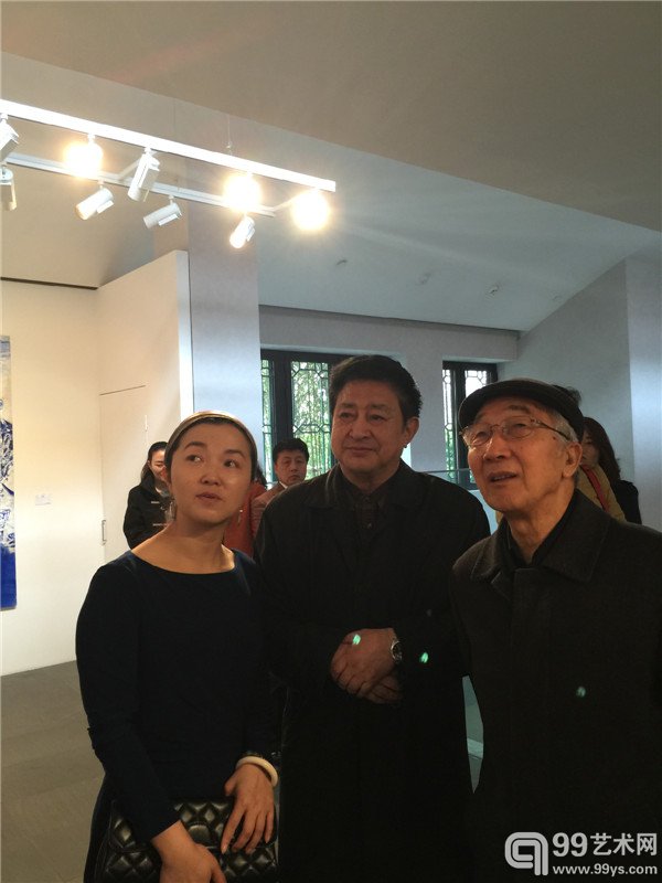 活动现场中国美术家协会名誉主席、大都美术馆馆长靳尚谊先生在观看作品